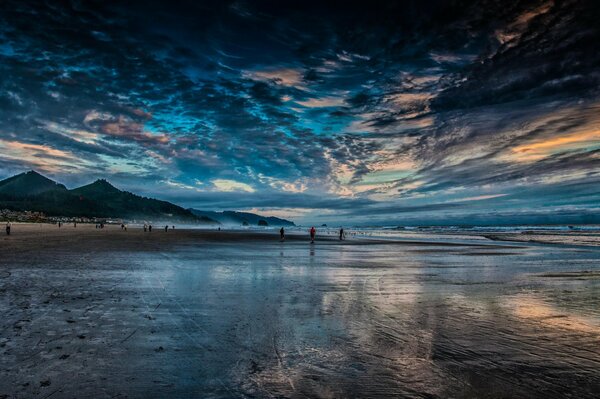 Ozean und Wolken am Himmel. Küste. Der Strand