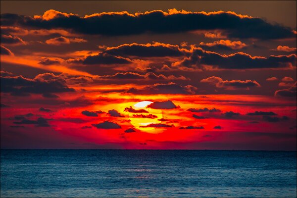 Tramonto rosso sul mare in Crimea