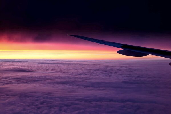 Viaje en avión sobre las nubes