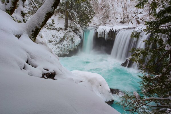 Una cascata azzurra senza ghiaccio in inverno