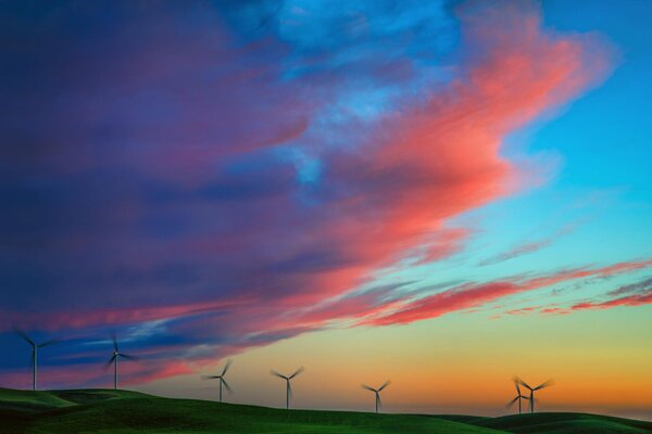 Beau coucher de soleil sur fond de moulins à vent