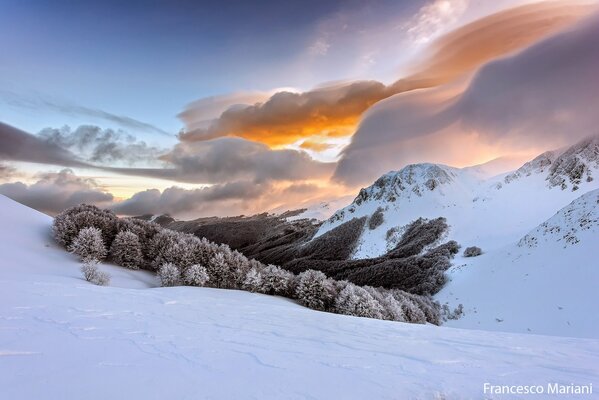 Nuages blancs sur les montagnes des Apennins