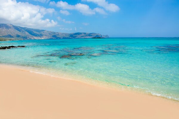 Mare paradisiaco con acqua color smeraldo