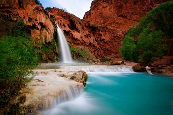 Cascada que cae de un acantilado en Arizona