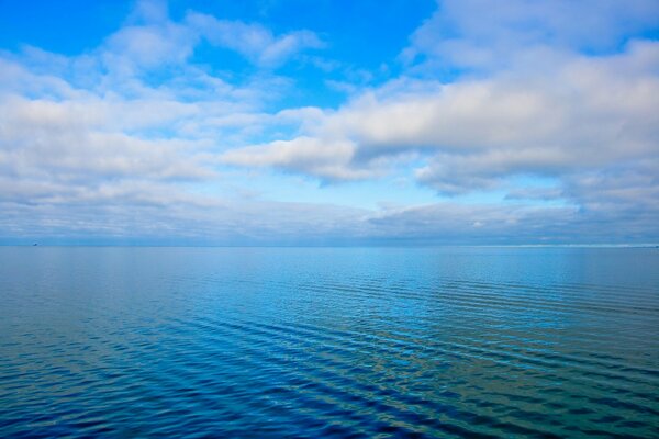 Chmury nad błękitnym morzem w spokoju