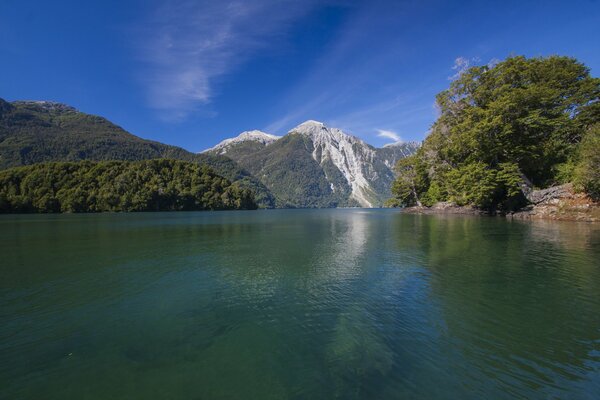 Lago y montañas cubiertas de nieve. Paisaje