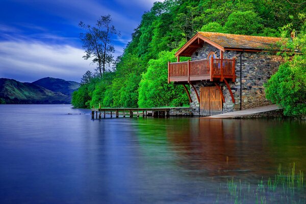 Maison en pierre près de l eau calme