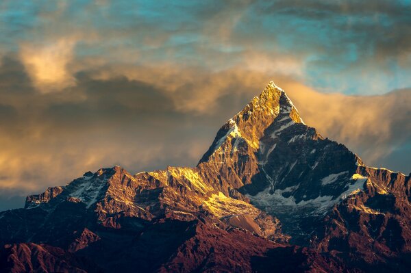 Immagine di catene montuose al mattino, Himalaya su uno sfondo di cielo nuvoloso