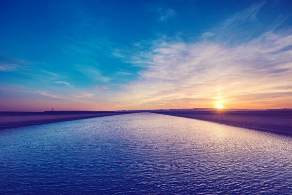 Zachód słońca na brzegu rzeki