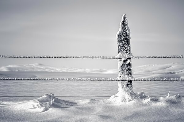 Foto bolardo valla de nieve