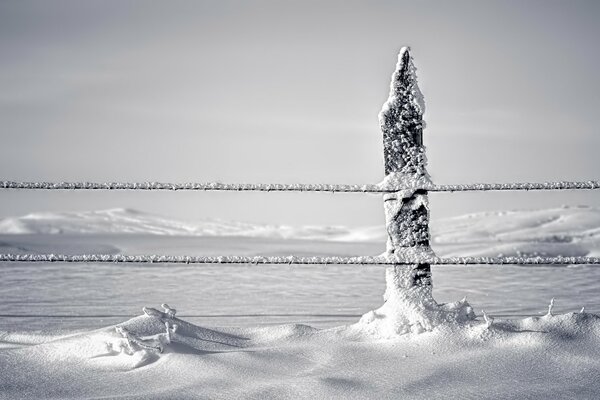 Photo de poteau de clôture de neige