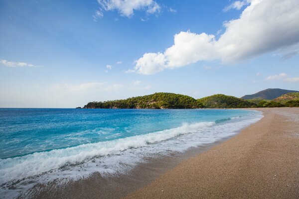 Mare paradisiaco con acqua color smeraldo