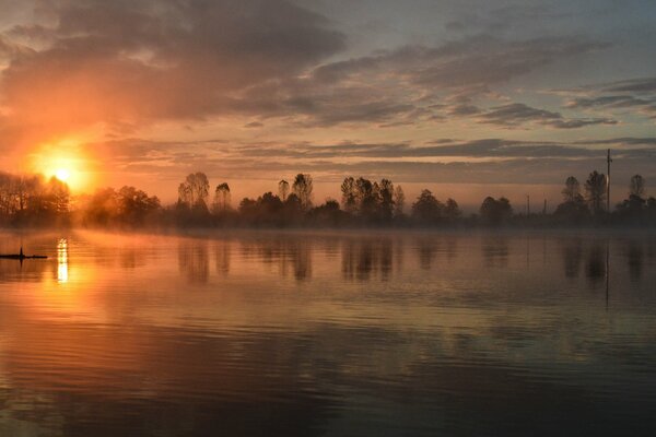 Lago. Puesta de sol por la tarde sobre el lago