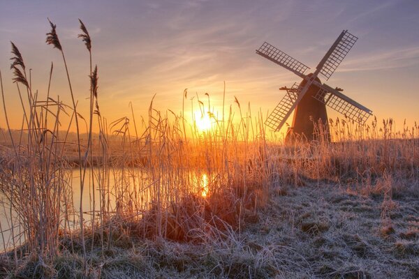 Lever du soleil d hiver sur la rivière