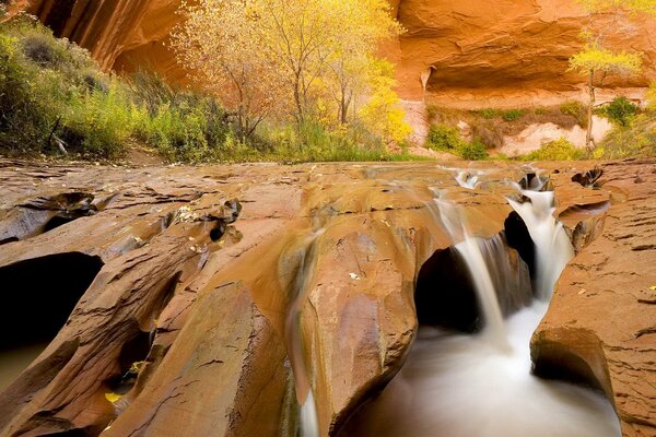 Paysage de montagne orange vif