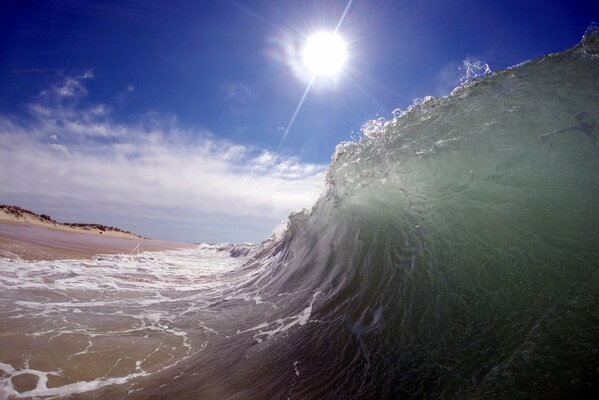 Le onde battono sulla riva