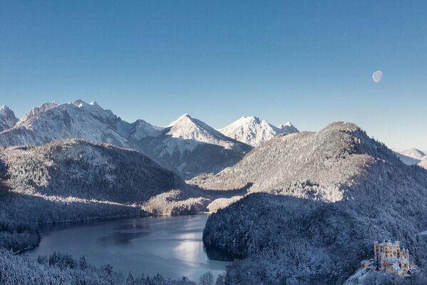 Paisaje de la naturaleza, castillo en el bosque de invierno