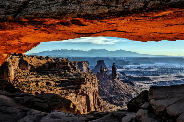 Las paredes rocosas del cañón al atardecer