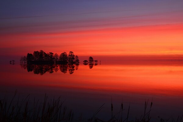 Coucher de soleil pourpre sur le lac