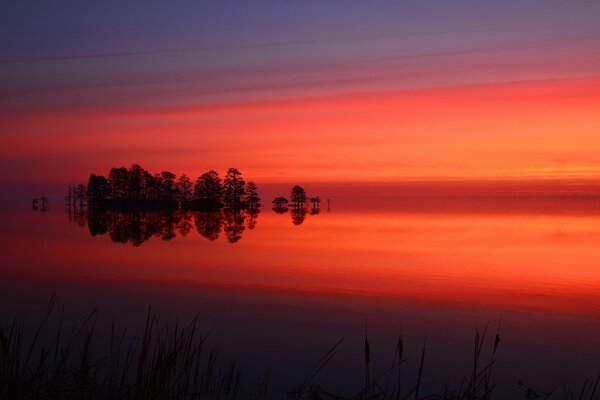 Багровый закат на озере