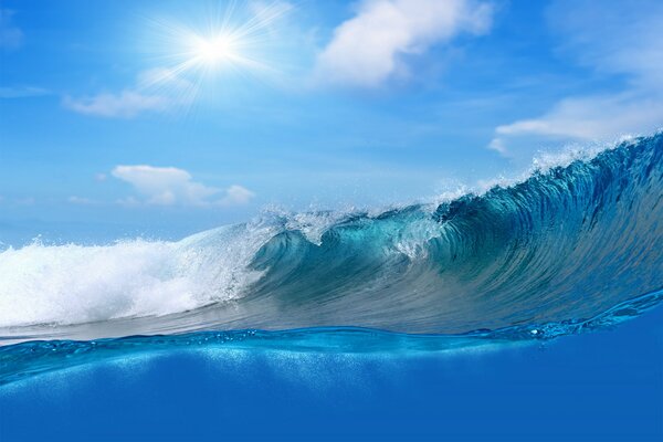 El océano y las grandes olas azules