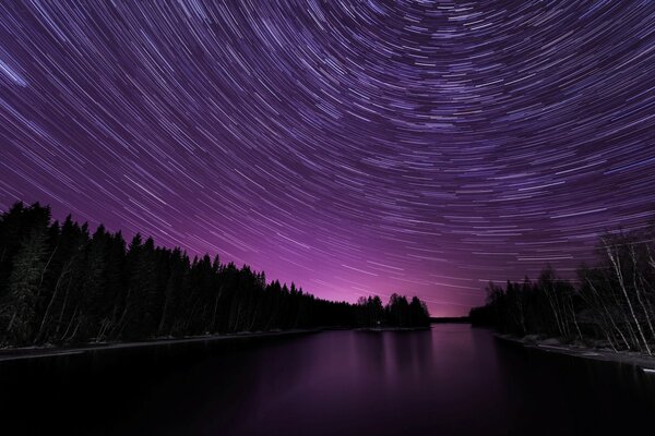 Ciel étoilé nocturne au-dessus de la rivière