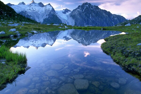 Ein ruhiger, transparenter Fluss inmitten von Bergmassiven