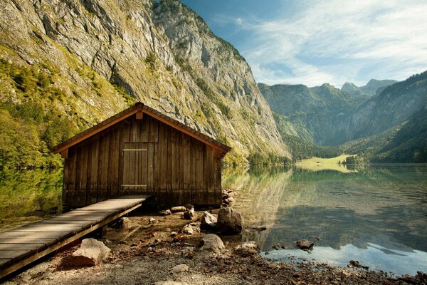 Maison en bois sur le lac de montagne boregu