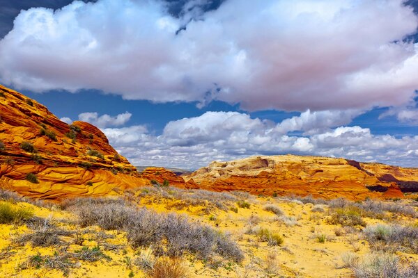 Cielo nuvoloso sopra le rocce del deserto