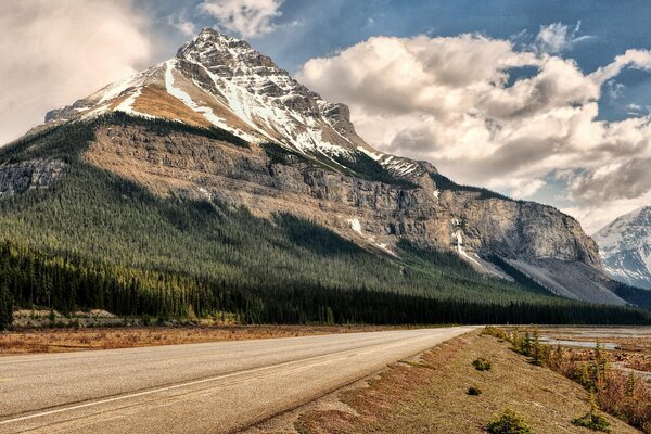 Droga w pobliżu góry. Park Narodowy Banff