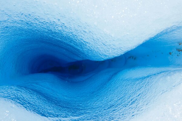 Cueva fría cubierta de hielo