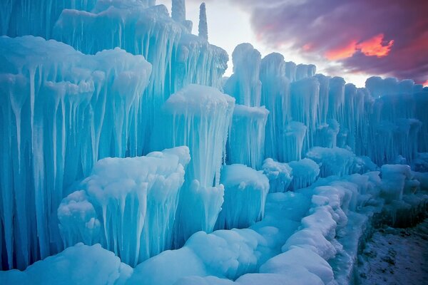 Massicci naturali ghiacciati nella neve