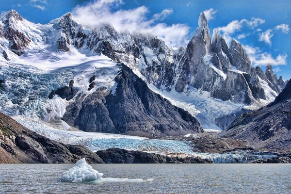 Rocas cubiertas de nieve en el océano