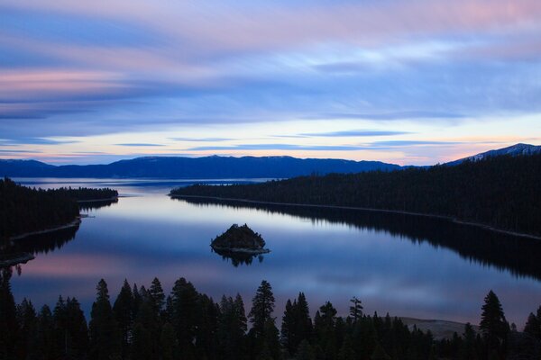 Hermosa puesta de sol en el lago Tahoe