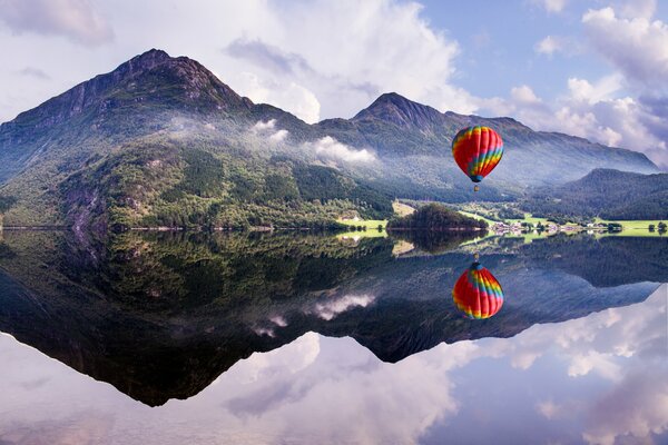 Balon szybuje nad wodą