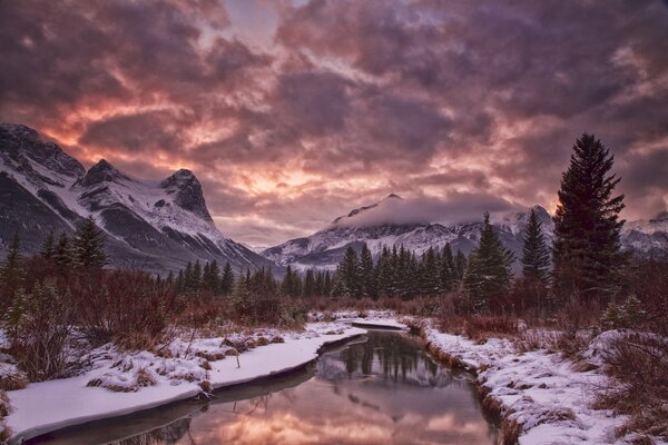 Soirée d hiver dans les montagnes au bord de la rivière