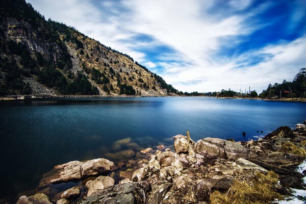 Lac bleu dans la province de Chine