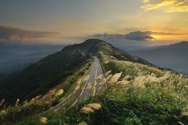 Photo road in the hills of the mountain