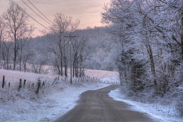 Wintermorgen Straße Natur im Frost