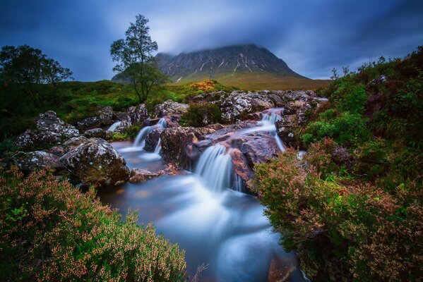 Hermoso río de montaña en Escocia