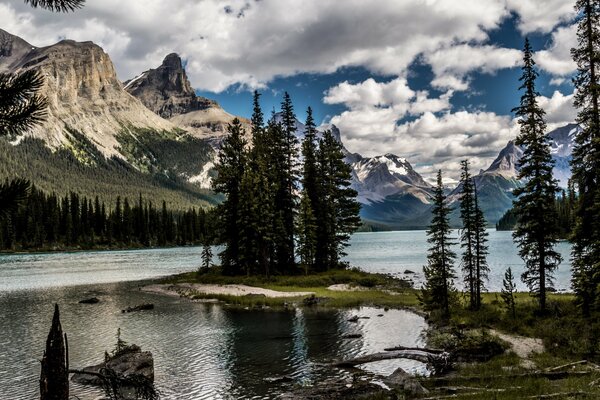 Krajobraz jezioro las góry w Canadezaca