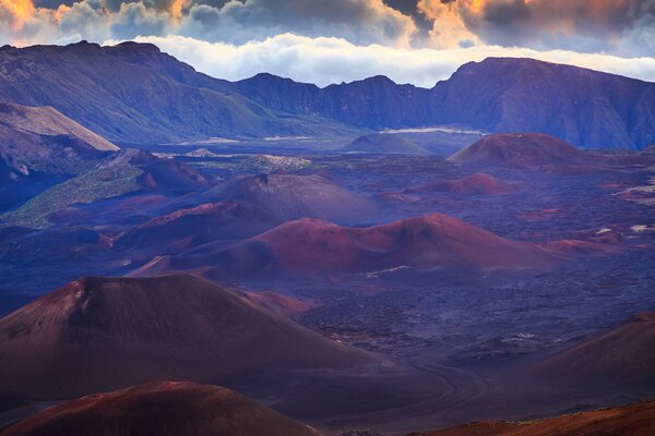 Hermosos picos de montaña con nubes