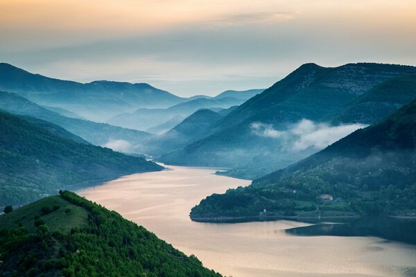 Barrage de kirjali parmi les montagnes et les forêts