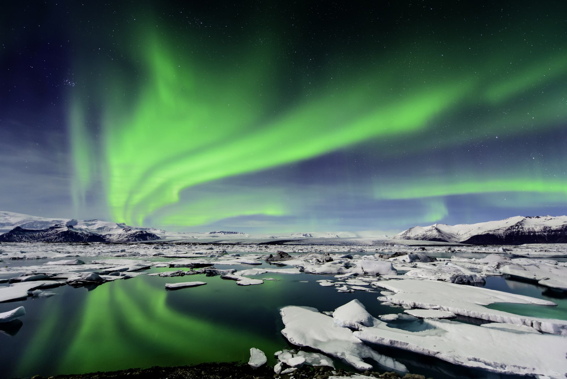 luces del norte hielo témpanos de hielo frío mar agua