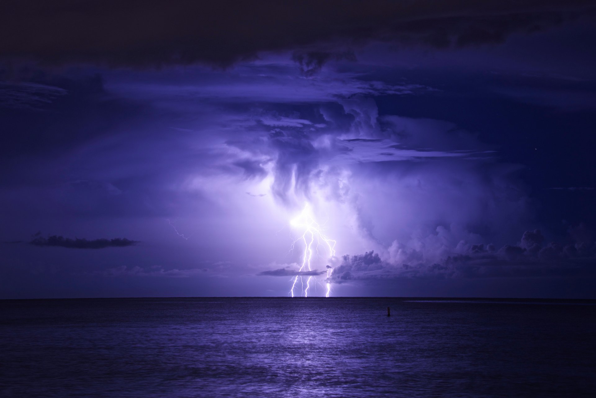 mar tormenta tormenta relámpago nubes noche