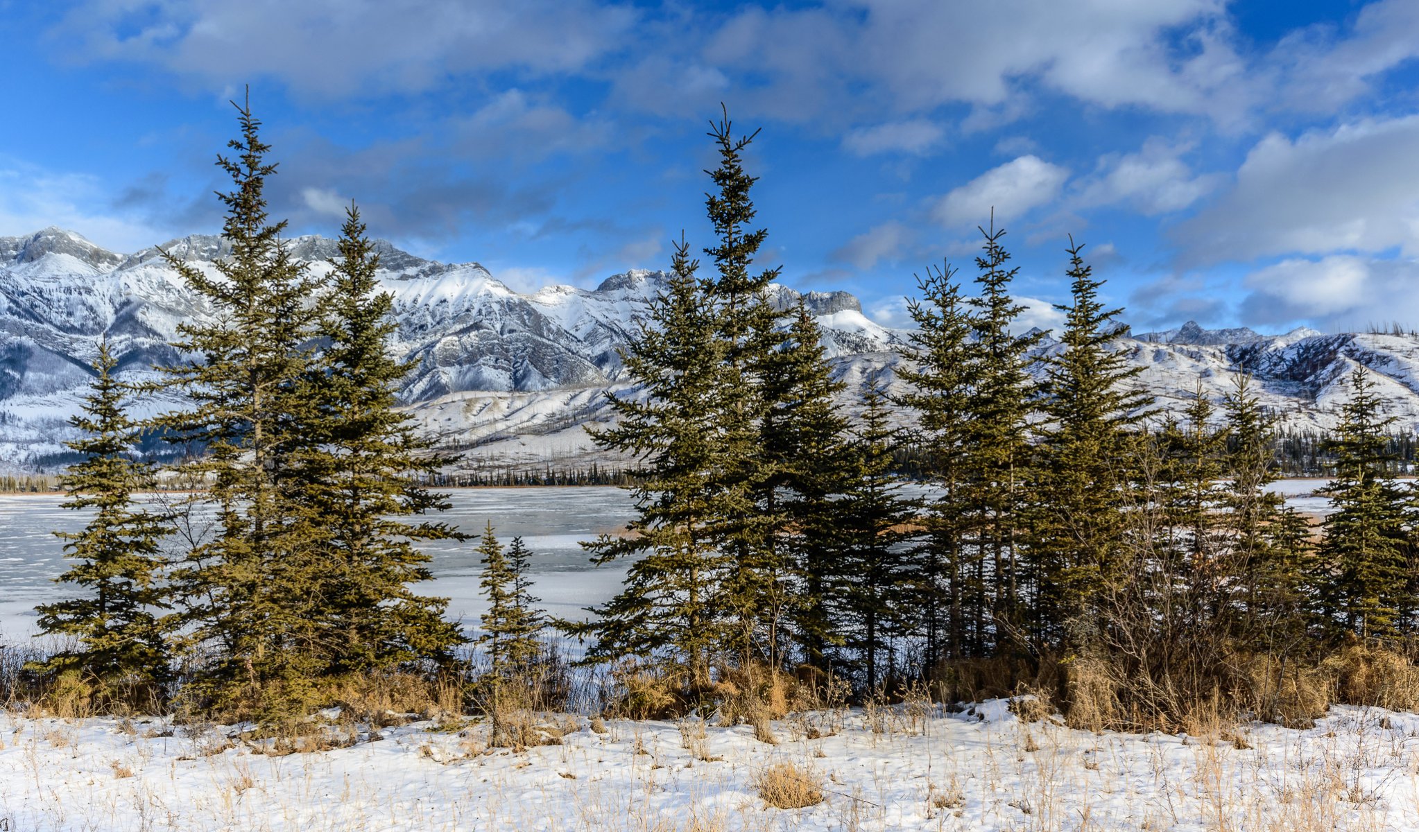 kanada alberta jasper nationalpark berge see fichte schnee