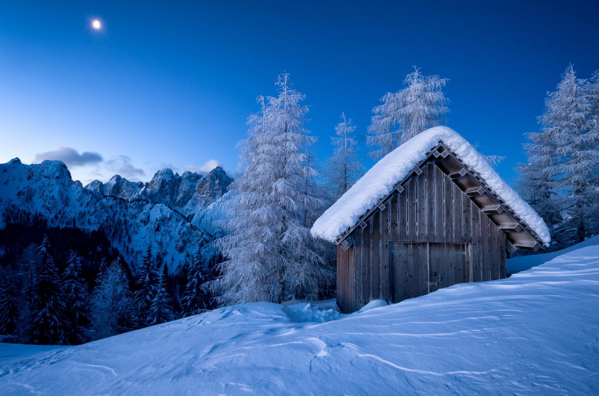 hiver congères grange gel montagnes