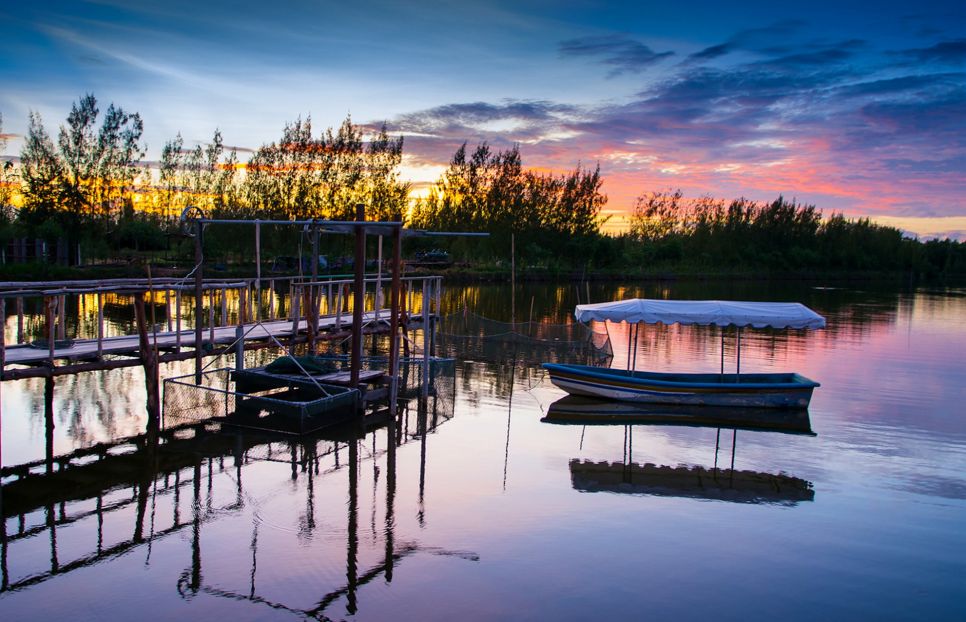 thaïlande rivière bateau côte arbres soir coucher de soleil ciel nuages réflexion