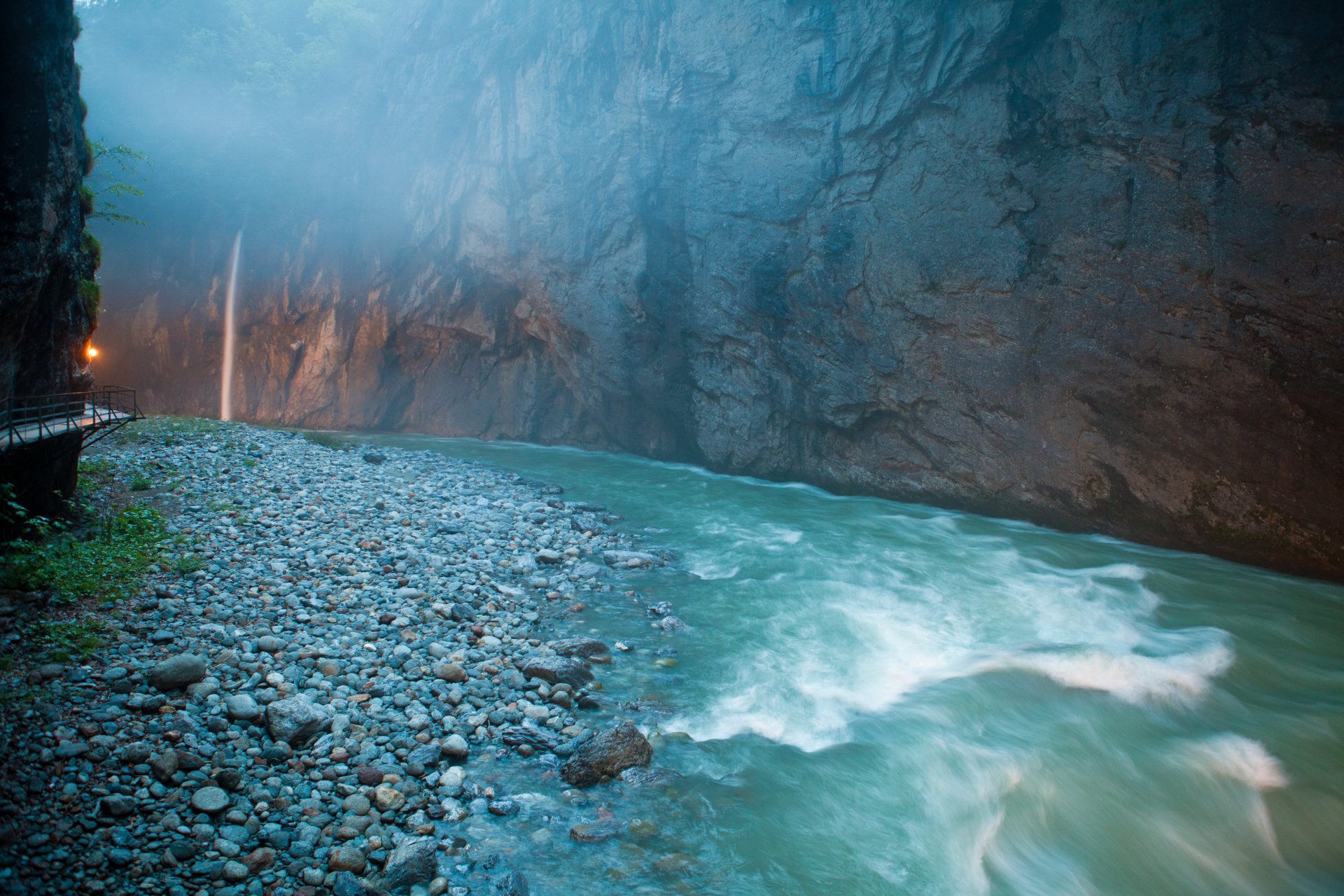 aareschlucht gola fiumi aare svizzera acqua flusso rocce rocce calcare duro cascata transizione foschia