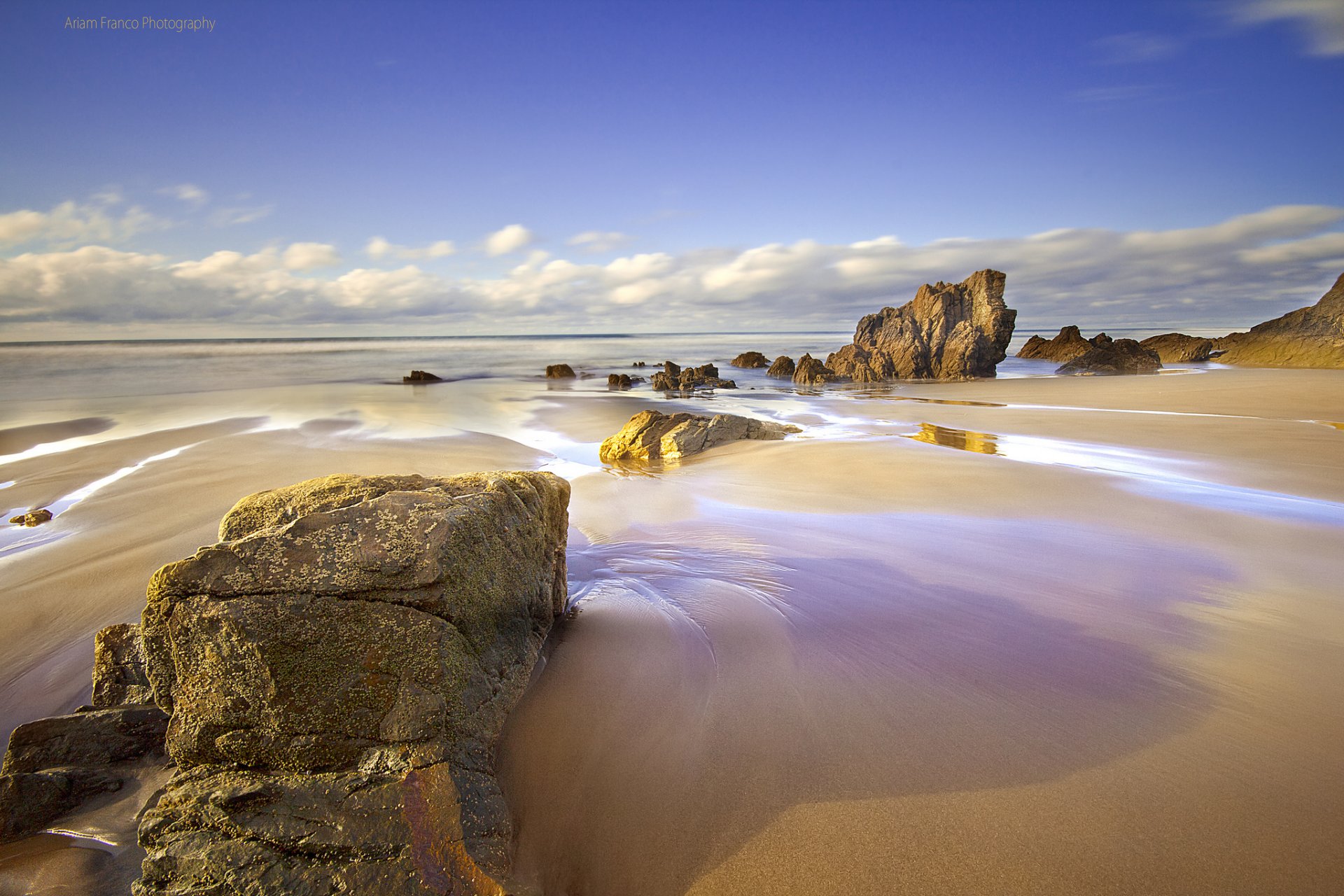 hiszpania asturia plaża piasek morze skały niebo chmury wiosna kwiecień